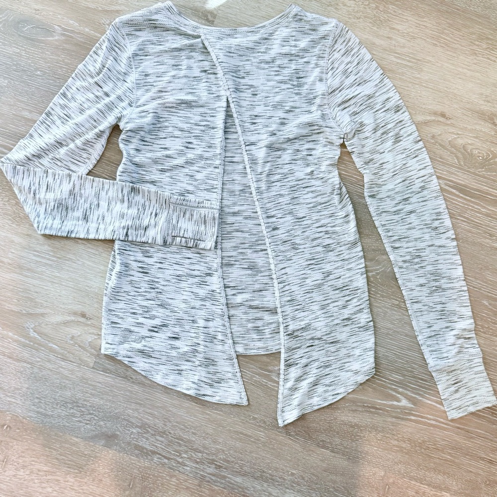 Lululemon | Beat The Heat L/S Tee | Women’s Sz: 2 | 
Light Heathered Grey